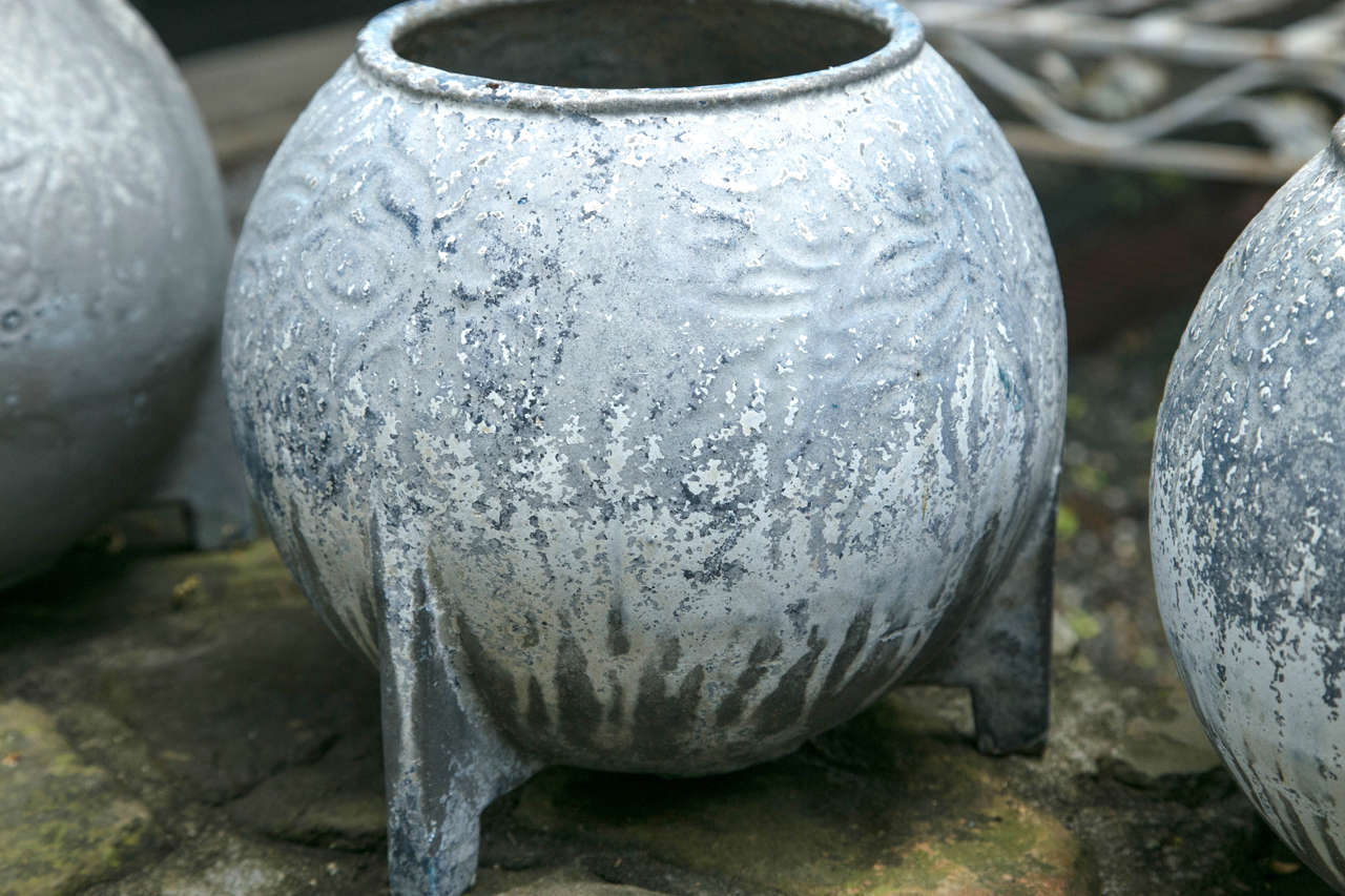 Français Paire de jardinières françaises en fonte des années 1920 avec peinture bleue d'origine en vente