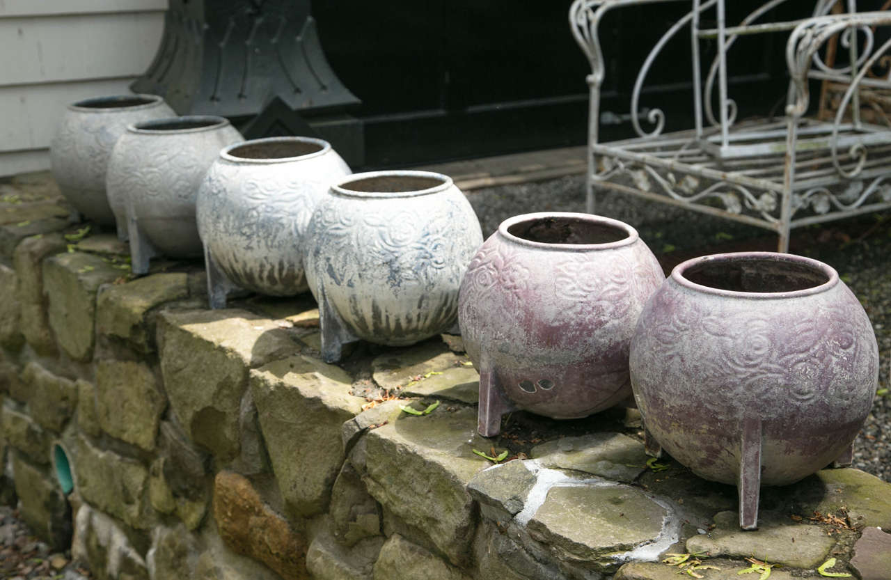Paire de jardinières françaises en fonte des années 1920 avec peinture bleue d'origine en vente 1