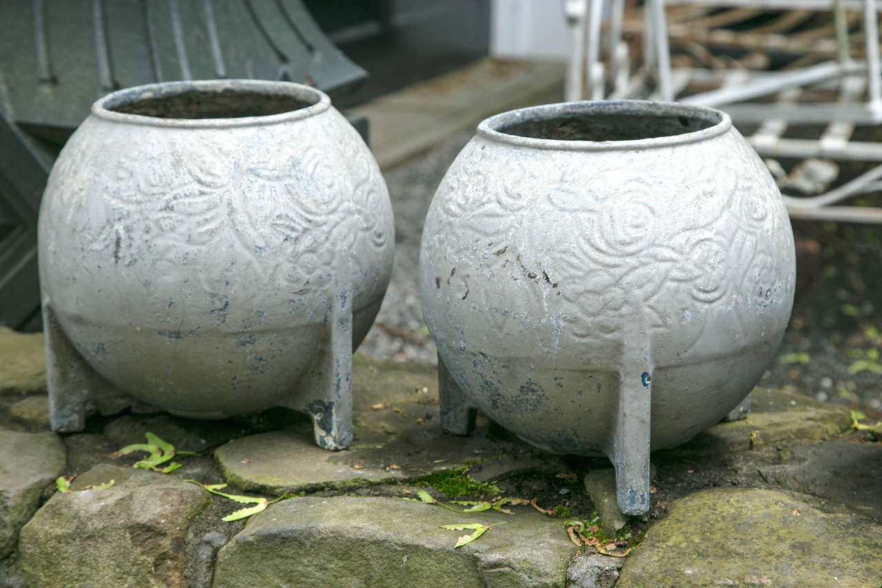 Una coppia di jardinieres rotondi in ghisa unici nel loro genere, attribuiti a Deville & Cie a Charleville nelle Ardenne, in Francia. Il getto ha un dettaglio floreale e sotto c'è un drenaggio per le piante permanenti.