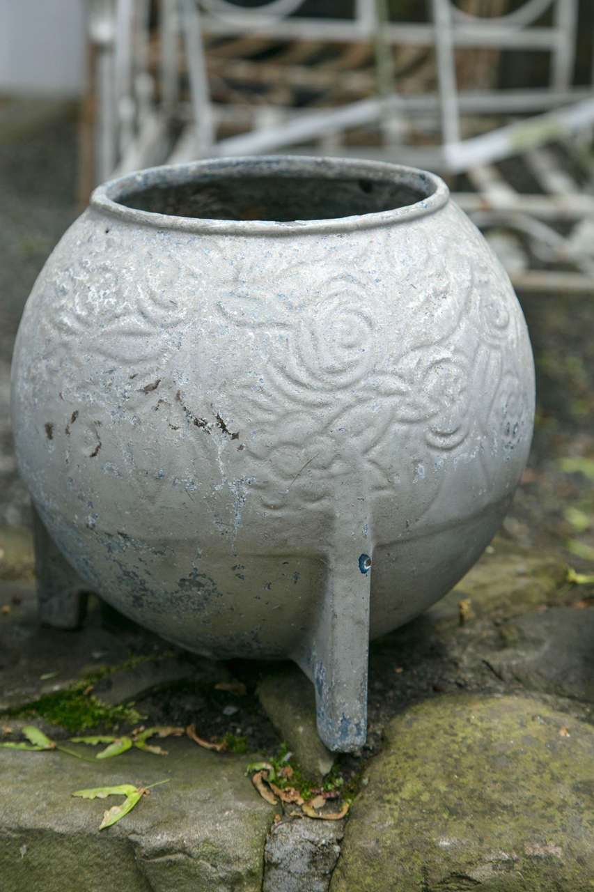 Art Déco Coppia di giardiniere francesi in ghisa degli anni '20 con vernice originale in vendita