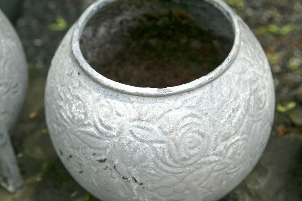 Inizio XX secolo Coppia di giardiniere francesi in ghisa degli anni '20 con vernice originale in vendita