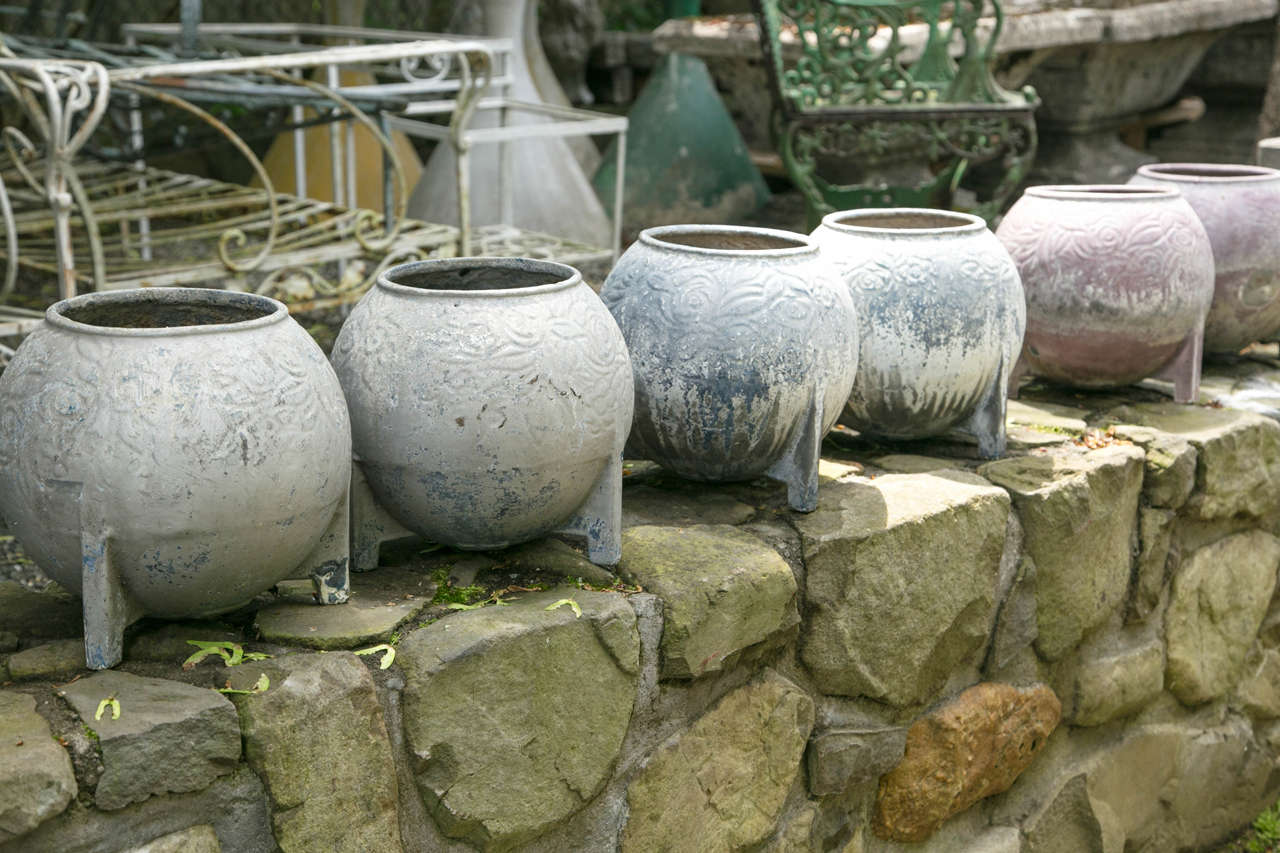 Ferro Coppia di giardiniere francesi in ghisa degli anni '20 con vernice originale in vendita