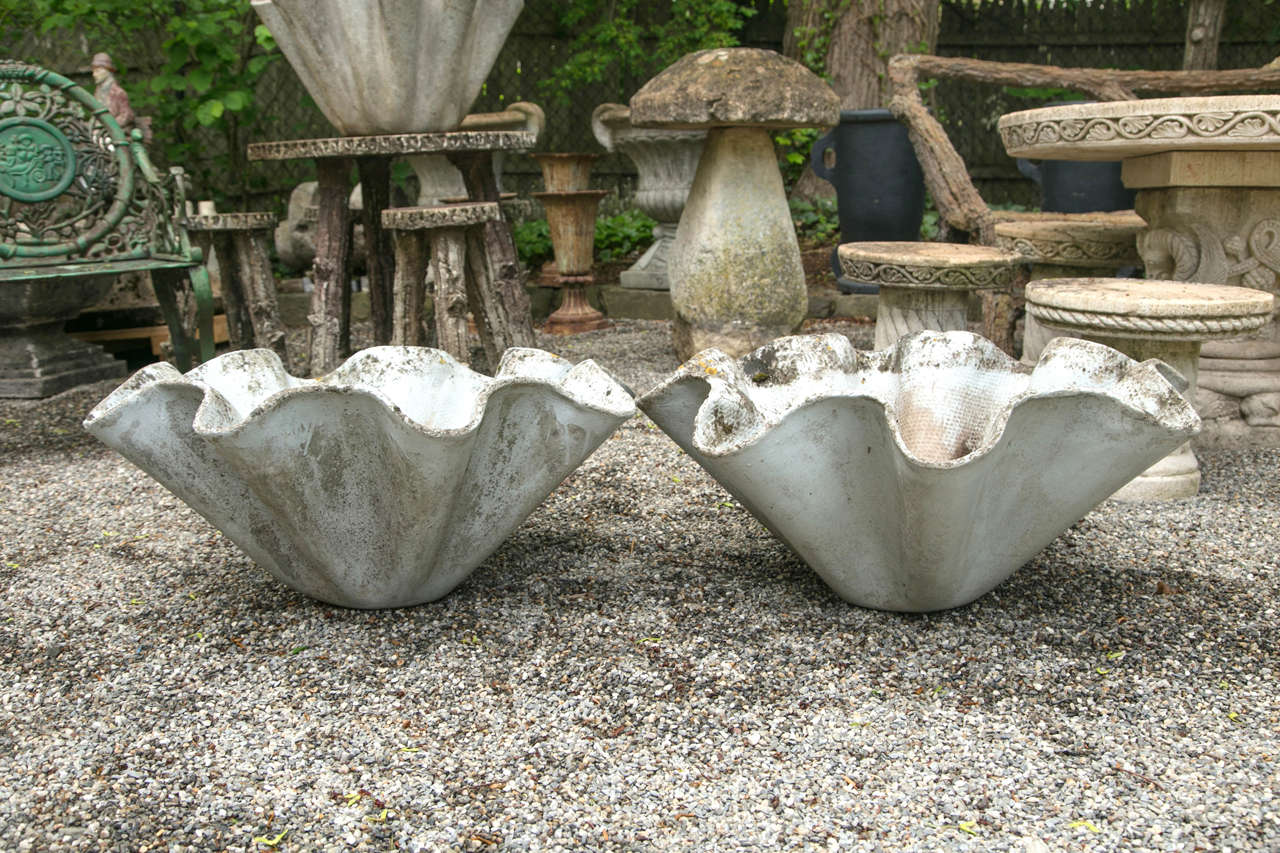 Willy Guhl-designed biomorphic planter. Manufactured by Eternit Ag, a of Switzerland who specialized in producing a fibrous cement material. An excellent example of Guhl's timeless modern design.