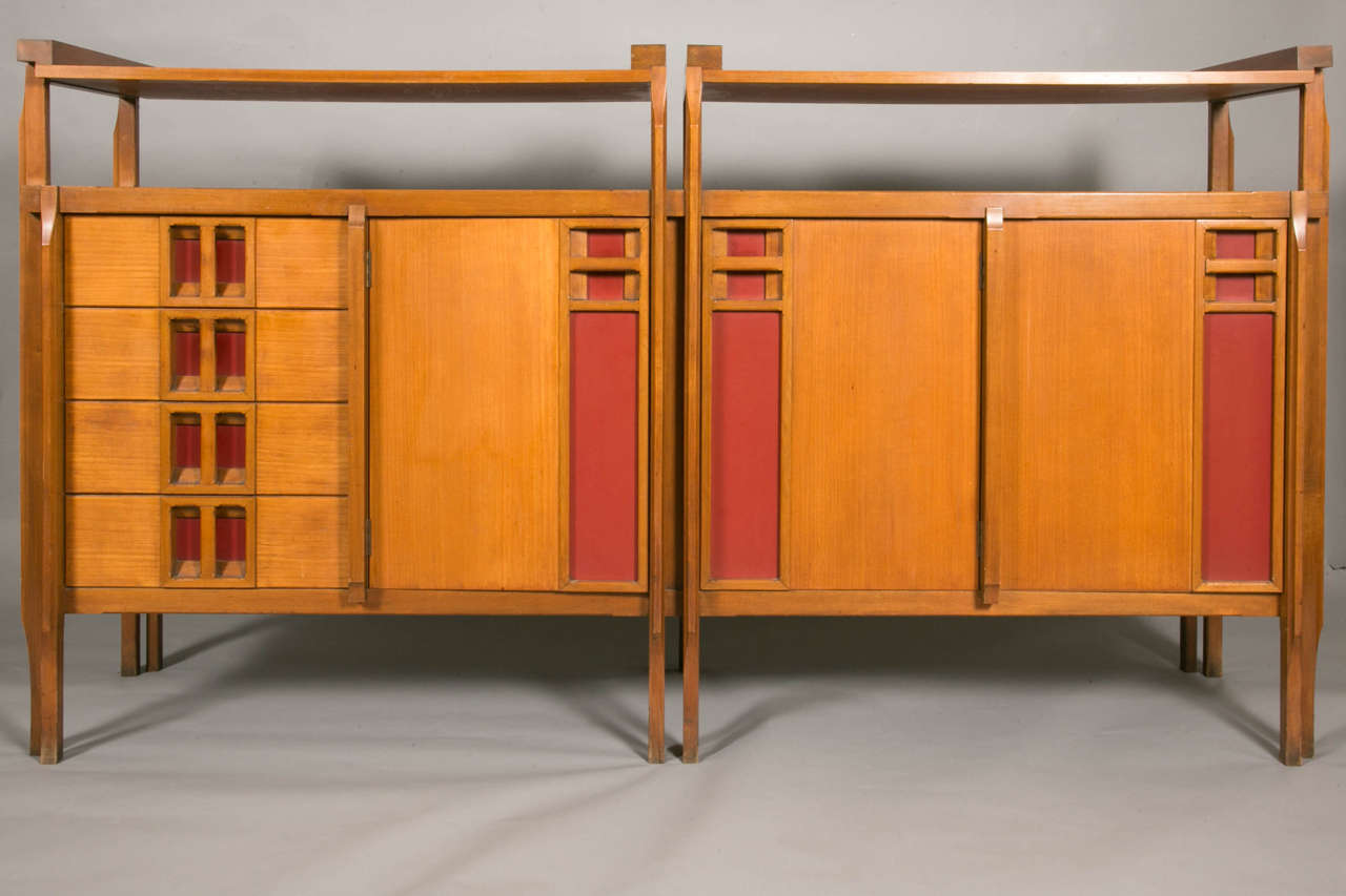 Blond mahogany and red laminate sideboard, 1950's, attrib. to GABETTI e ISOLA », Italy.
Blond mahogany and red laminate sideboard
With two removable tops as plates, 4 drawers and 3 doors opening on shelves, resting on 8 feet.