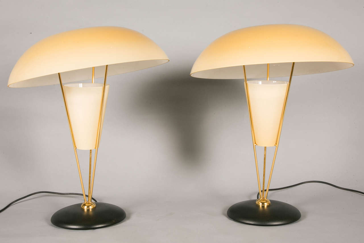 Important pair of vanilla opaline glass table lamps, by Toso for Murano, 1970s
with a gilt brass structure. Blackened metal circular base.
Mobile hat. 
Old label Vetri d'Arte.