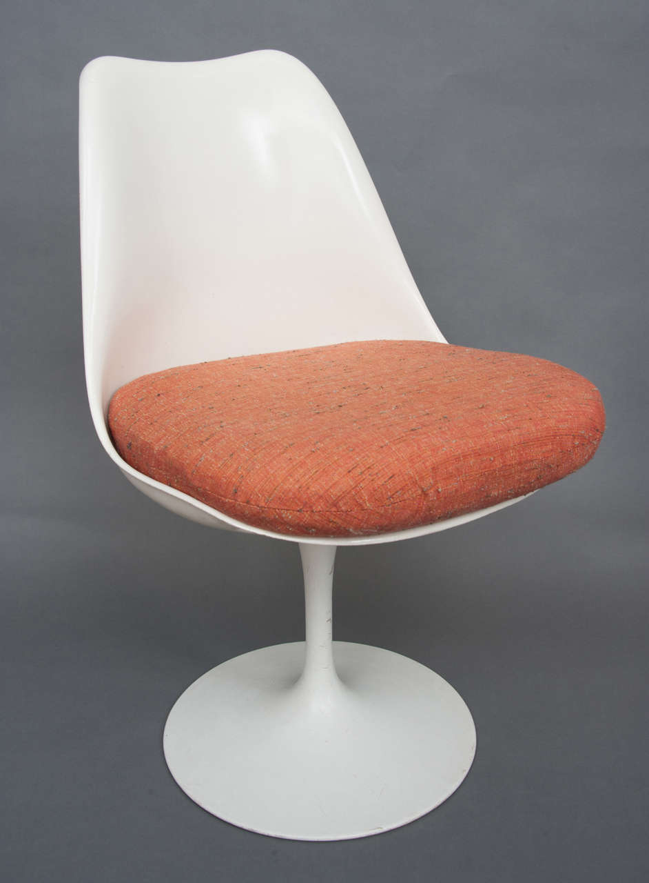 Table de salle à manger Tulip avec huit chaises, conçue par Eero Saarinen pour Knoll.