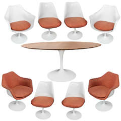 Table de salle à manger Tulip avec huit chaises, conçue par Eero Saarinen pour Knoll.