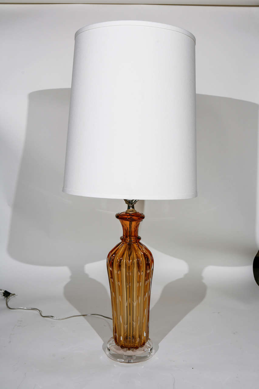A wonderful single brown Murano lamp designed with controlled bubbles (bullicante). Murano lamp sits on a thick Lucite base. Measure: Height to the top of the shade is 39