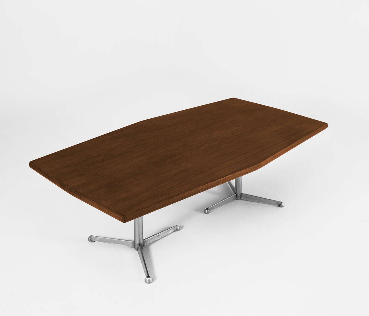 Excellent designed rosewood writing / conference table by Osvaldo Borsani for Tecno in good condition. This table is in line with the well-known 'boomerang' desk.  

Very nice horizontal rosewood pattern. Signs of use are visible, but can be