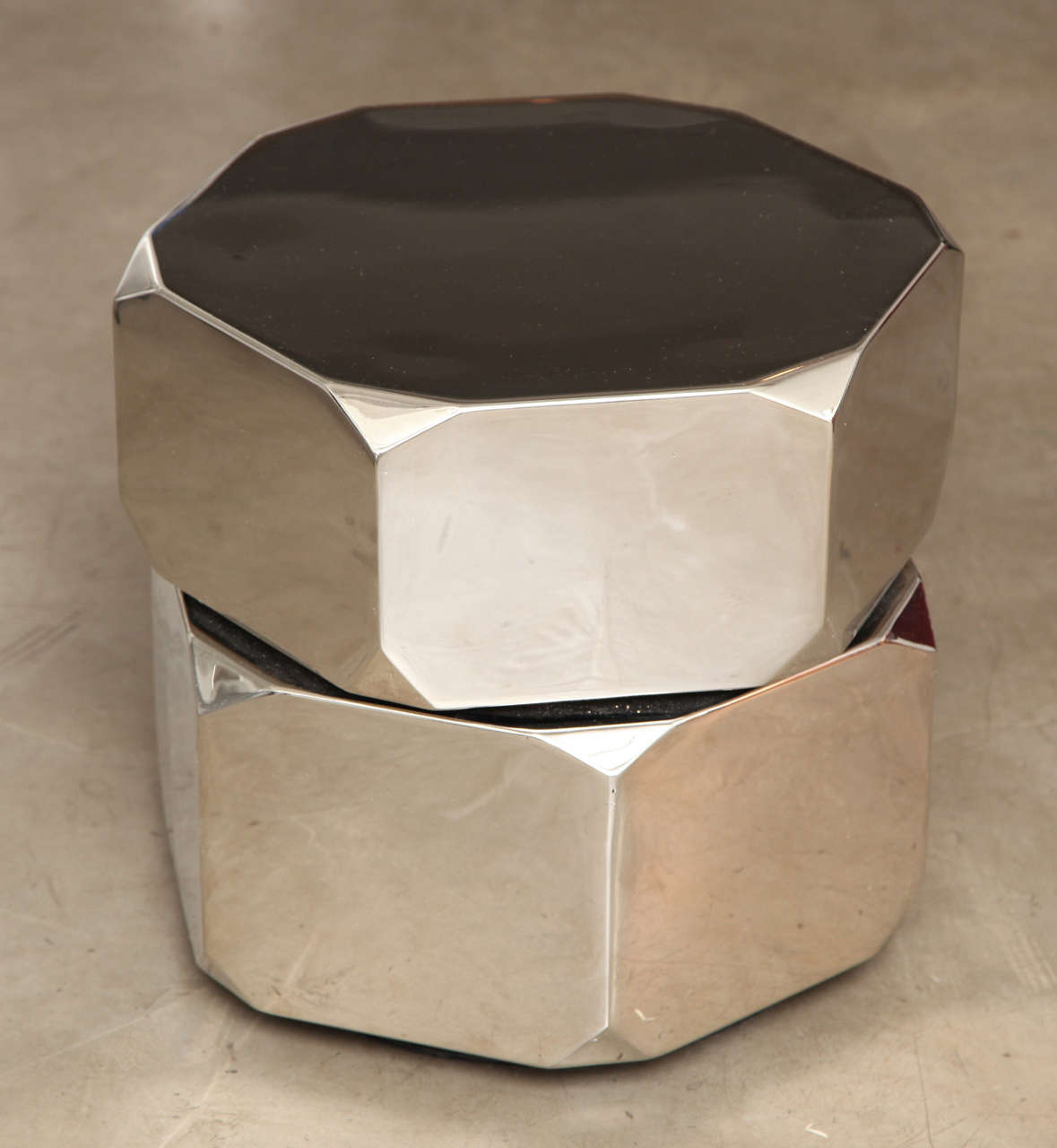 Side table, 2013
Nickel patinated brass
Turns on a central axis
Edition of 8 + 4 AP
Measures: H 15.75 x D 17.7 in
(40 x 45 cm).
Maurice Marty's skills cover the gamut of interior, surface and object works: he is a sculptor, a designer, an architect,