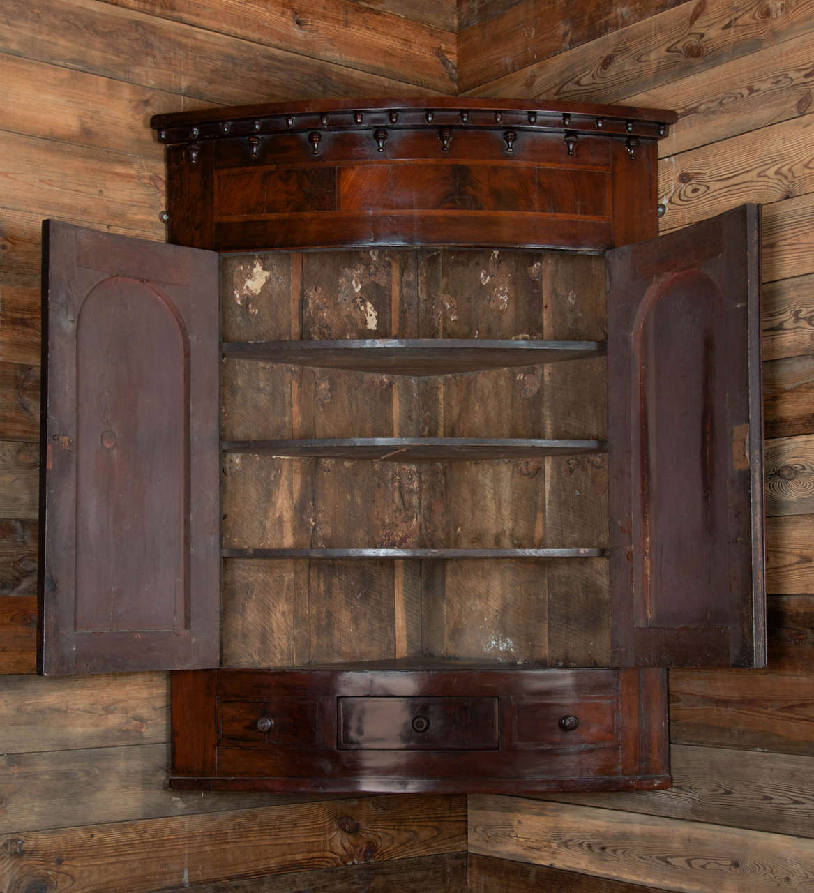 British Antique Late 18th Century Georgian Mahogany Corner Cabinet For Sale