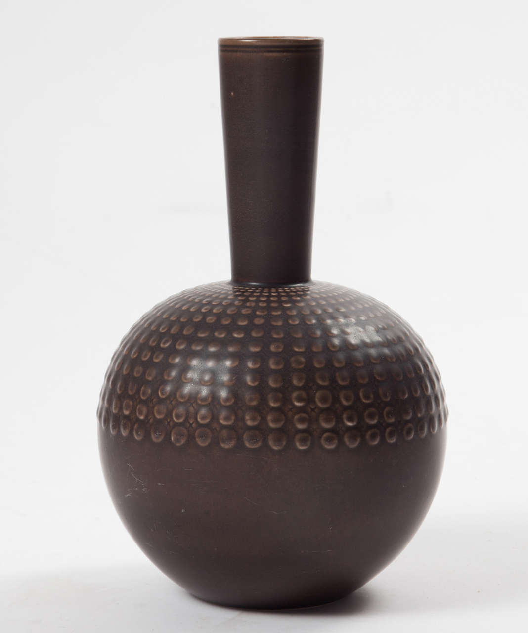 Vintage 1950s Aluminia Vase by Nils Thorsson.

The vase has a globular body with long straight slightly flared neck and is covered with a dark brown matte glaze. The decoration consists of an embossed design of 14 graduated concentric rows of