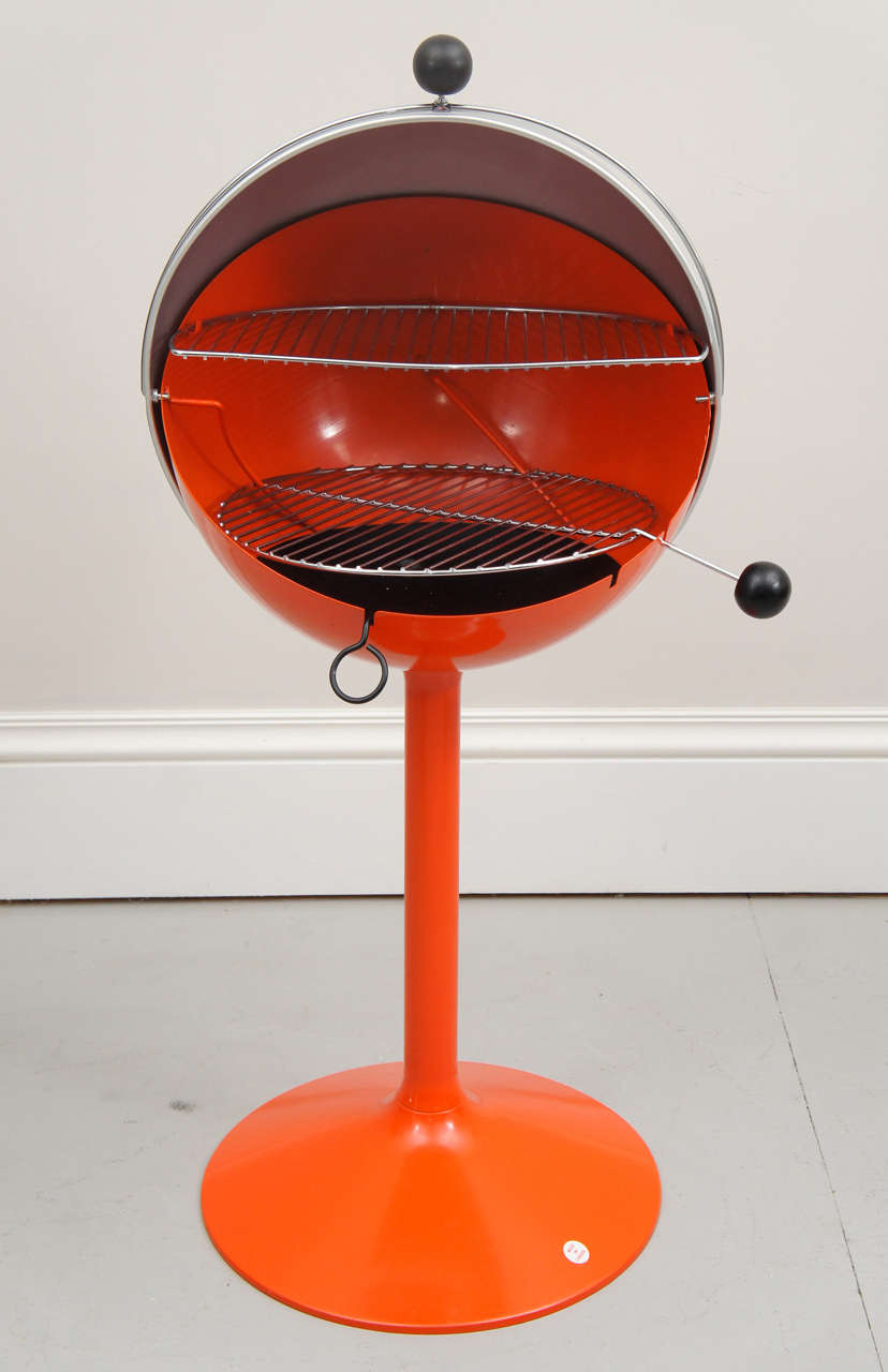 1960's Designed grill by Canadian industrial designer Bill Wiggins.The grill has never been used and comes with its original box. The grill was given a 1968 Award Merit by the Professional Industrial Designers of Ontario Canada.