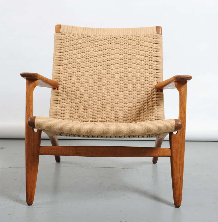 H. J. Wegner. Pair of oak easy chairs, papercord seat and back. Produced by Carl Hansen & Søn in 1951, model CH-25. Literature: Noritsugu Oda, 'Danish Chairs' 1999, p. 111. New papercord.<br />
Priced individually.