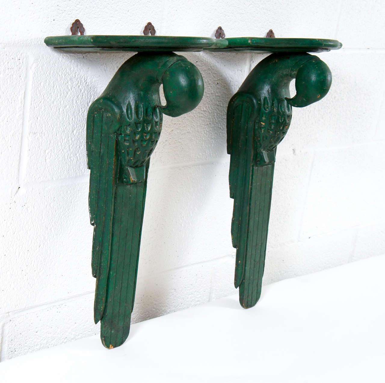 A Pair of Green Parrot Wall Brackets In Good Condition In Hudson, NY