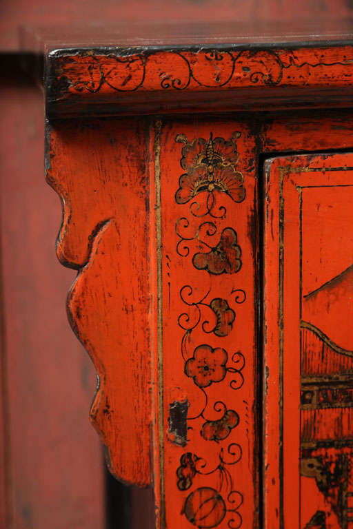 Chinese 19th Century Red Lacquered Sideboard With Gold Chinoiserie Patterns In Excellent Condition In Yonkers, NY