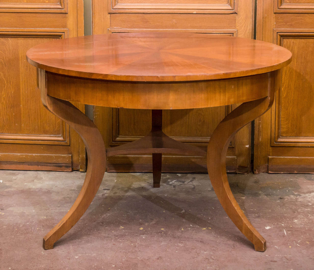 Biedermeier style tripod fruitwood table, circa 1940.
(Centre table, centre hall table).