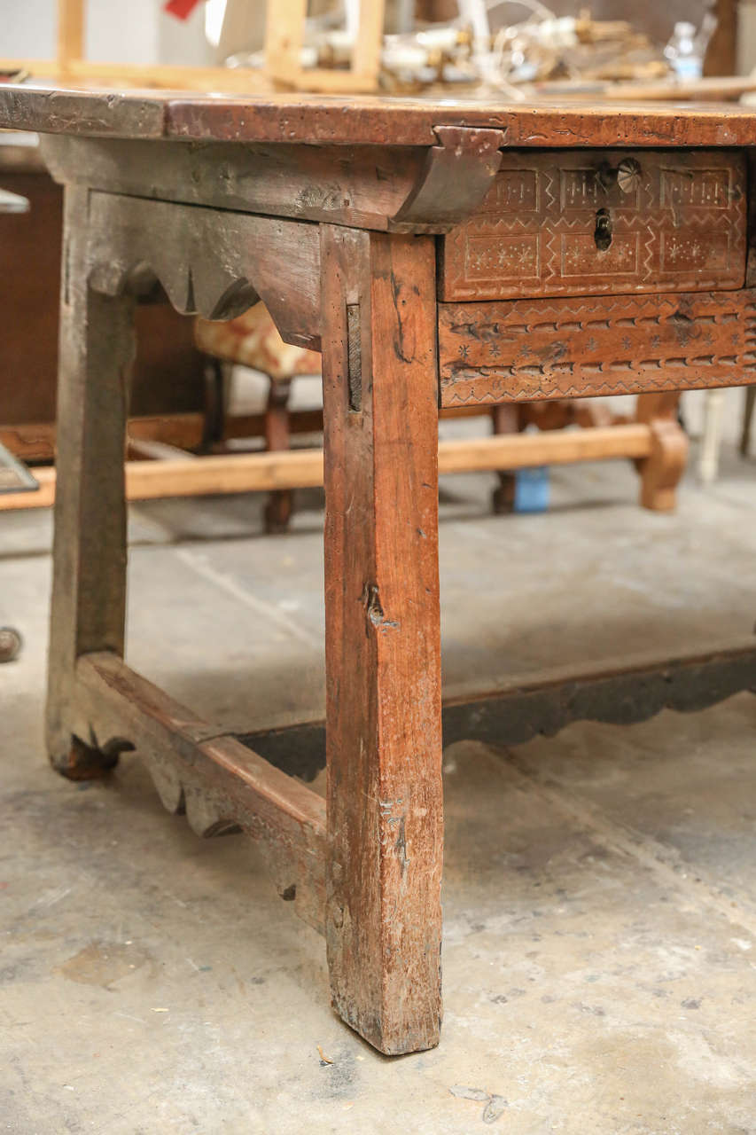 17th Century, Italian Walnut Table with Three Drawers In Good Condition In Houston, TX