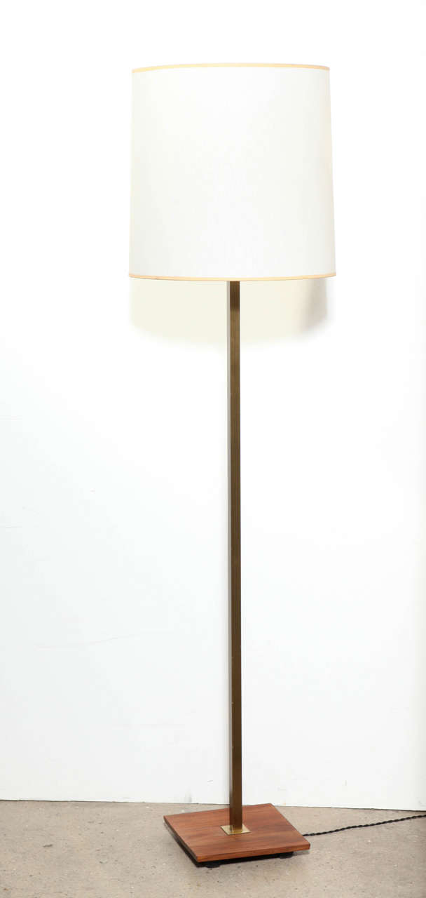 Lampada da terra in ottone e noce di Nessen Studio con paralume in vetro bianco, anni '50 in vendita 6