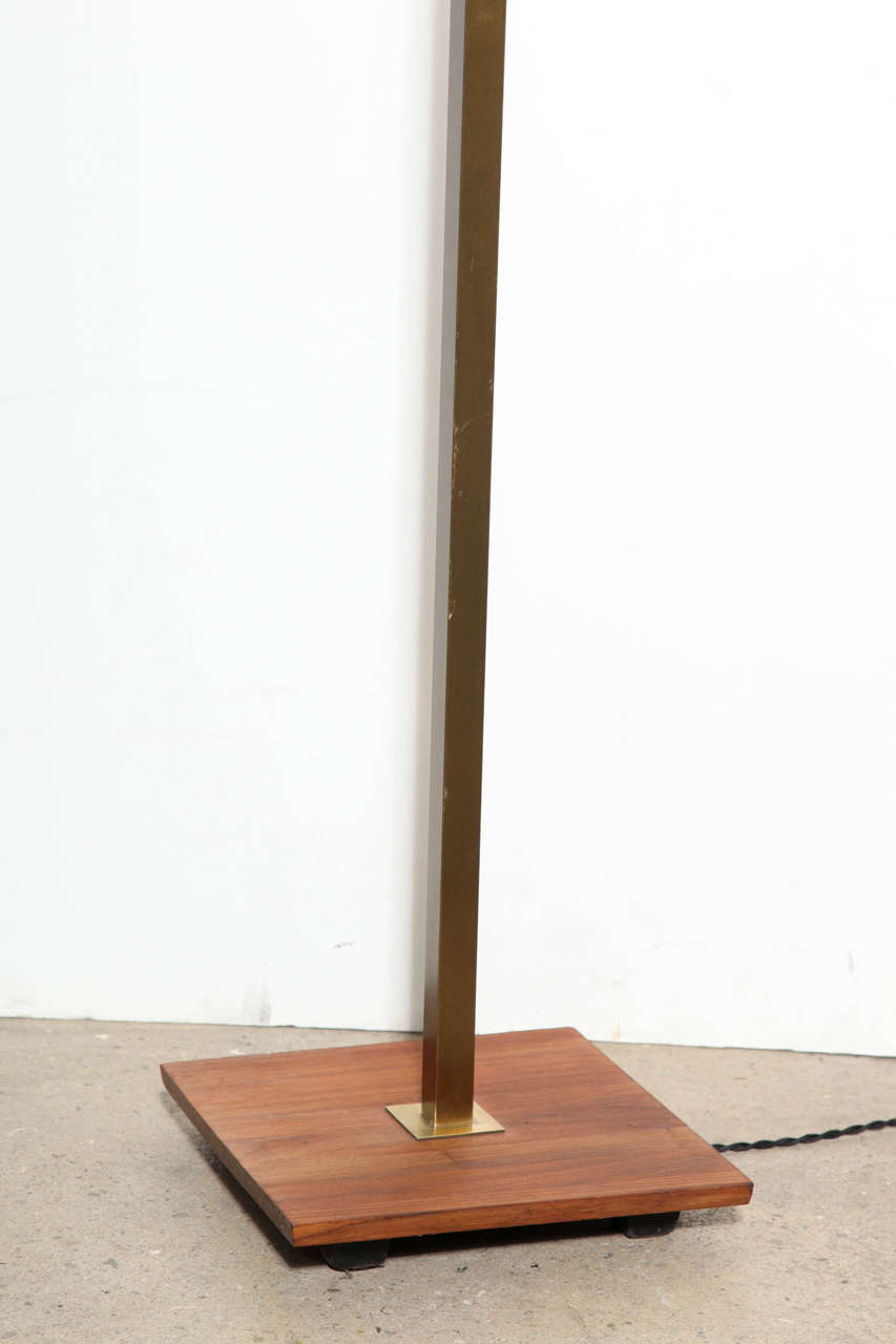 Lampada da terra in ottone e noce di Nessen Studio con paralume in vetro bianco, anni '50 in vendita 3