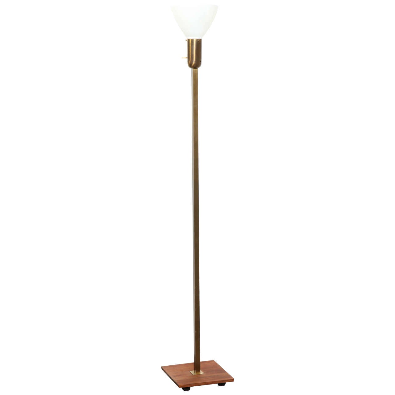 Mid-Century moderno Lampada da terra in ottone e noce di Nessen Studio con paralume in vetro bianco, anni '50 in vendita