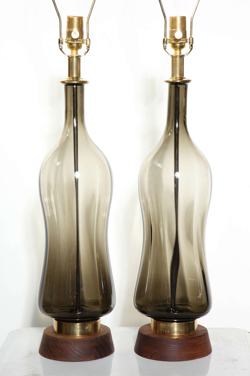 Monumentales Paar olivgrüner Glas-Tischlampen „Hourglass“ im Blenko-Stil, 1950er Jahre (Moderne der Mitte des Jahrhunderts) im Angebot