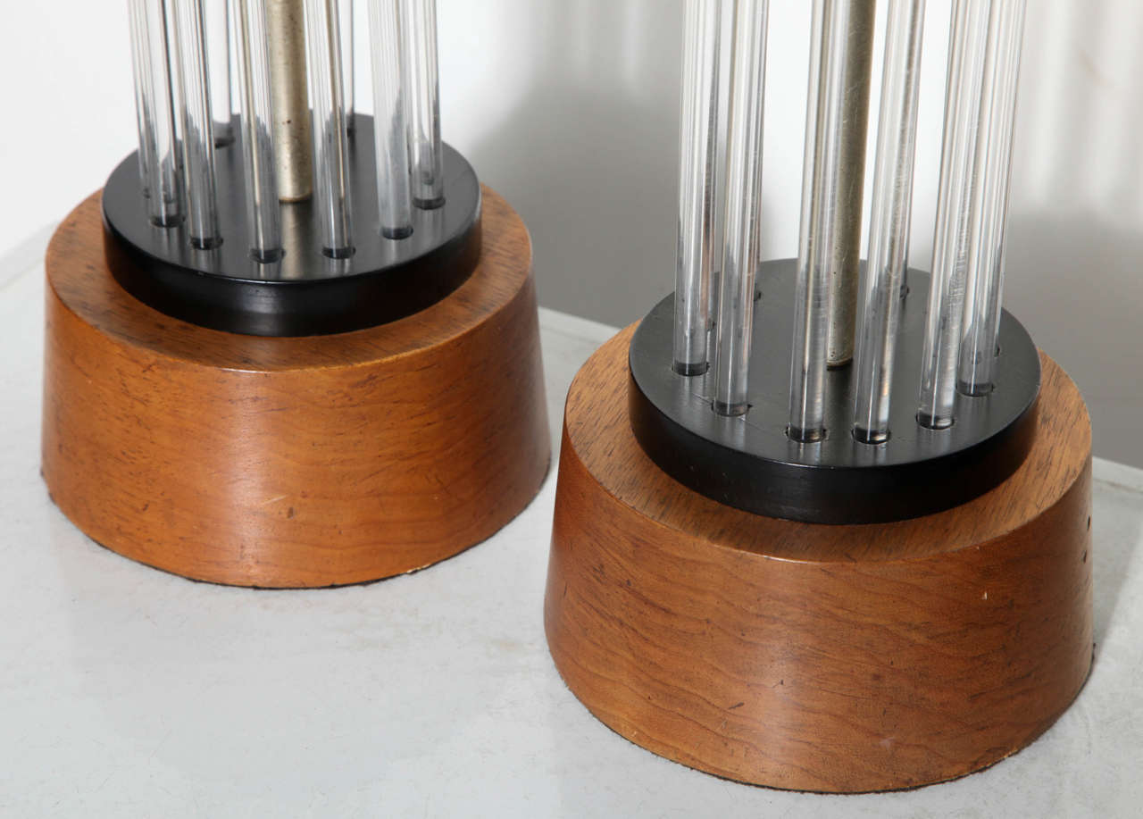 Milieu du XXe siècle Paire de lampes de table à colonne en noyer et émail noir avec tiges en lucite transparent en vente