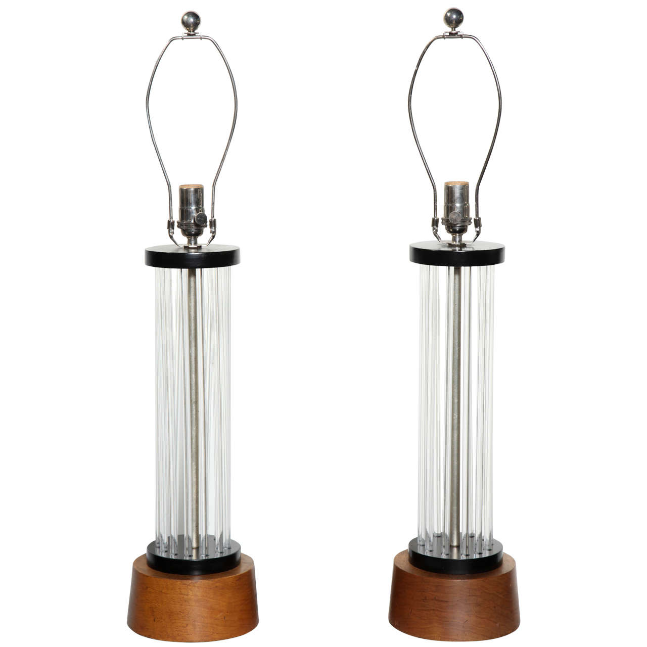 Paire de lampes de table à colonne en noyer et émail noir avec tiges en lucite transparent en vente