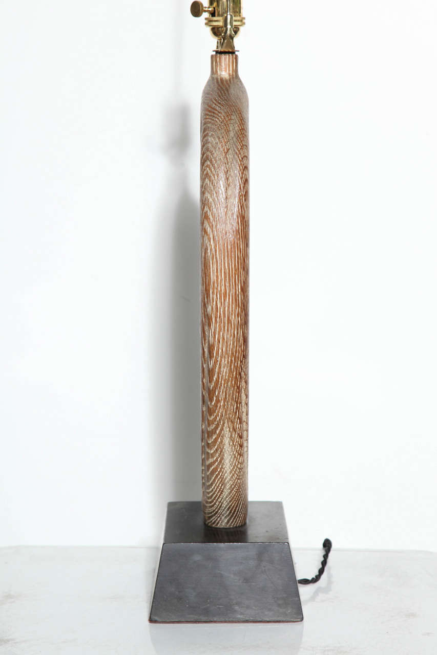 Chêne Grande lampe de bureau ovale en chêne cérusé Yasha Heifetz avec touches de laiton et de noir en vente
