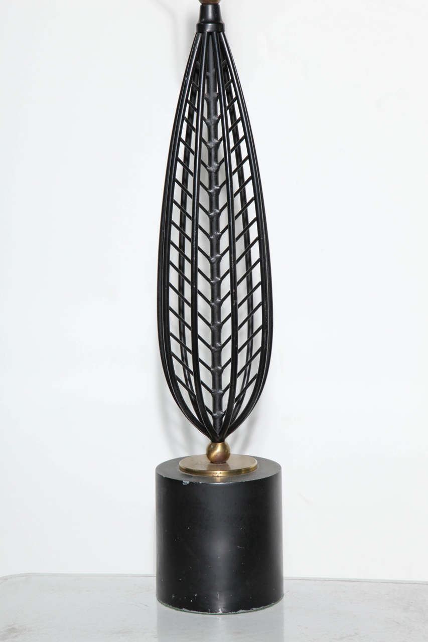 Mid-Century Modern Monumental Laurel Lamp Co. Lampe de table mince en fil d'acier noir 