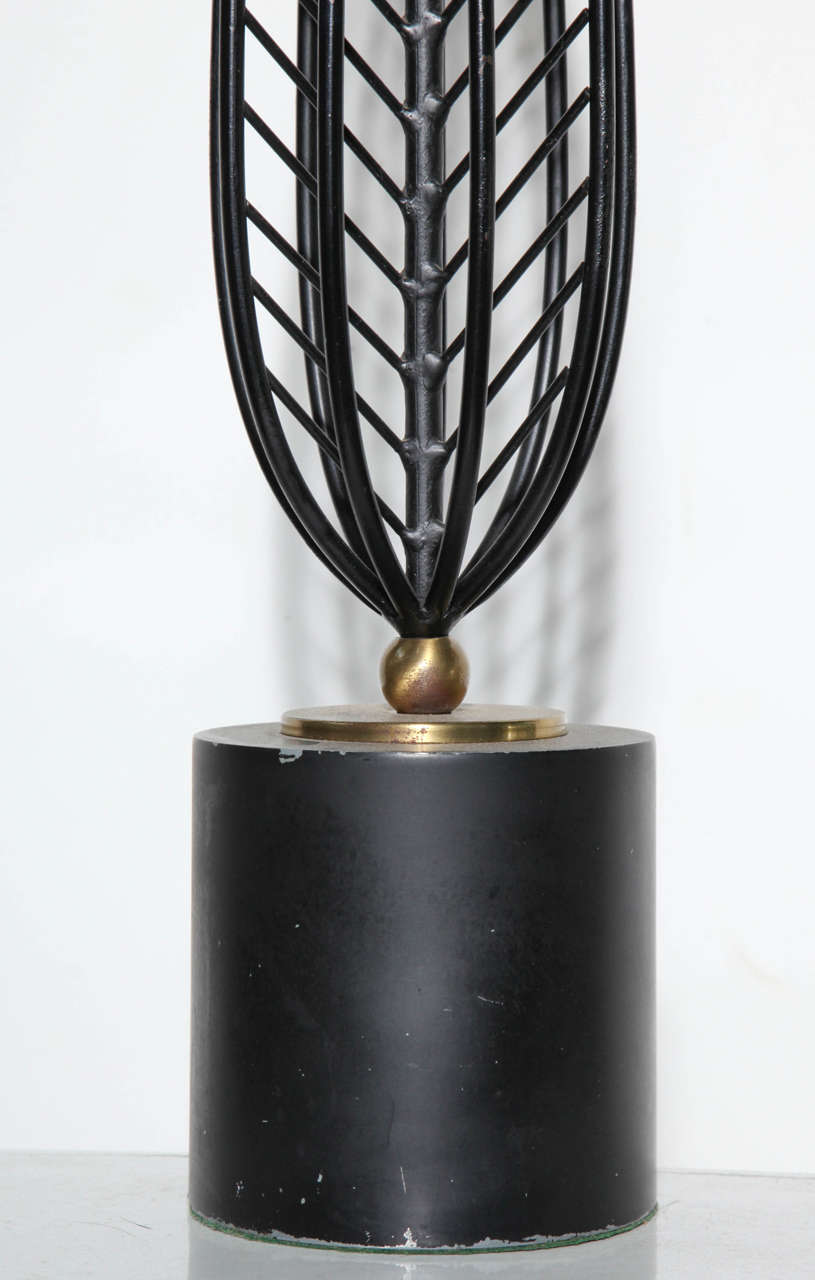 Laiton Monumental Laurel Lamp Co. Lampe de table mince en fil d'acier noir 
