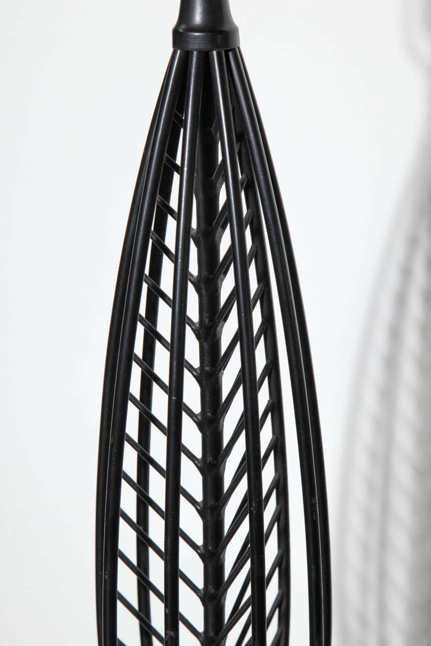 Monumental Laurel Lamp Co. Lampe de table mince en fil d'acier noir 