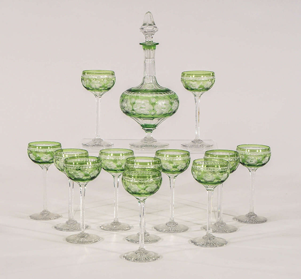 Il s'agit d'un ensemble parfait de 12 cordiers en cristal soufflé à la main, taillés dans un motif floral d'inspiration Art déco, fabriqués par Webb, en Angleterre. La base est taillée avec un motif d'étoiles rayonnantes et une élégante tige taillée