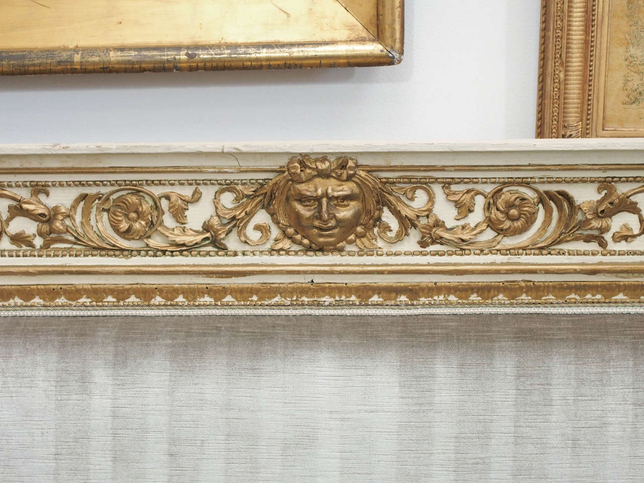 Italian Neoclassical Carved Creme and Parcel-Gilt Settee In Excellent Condition For Sale In New Orleans, LA
