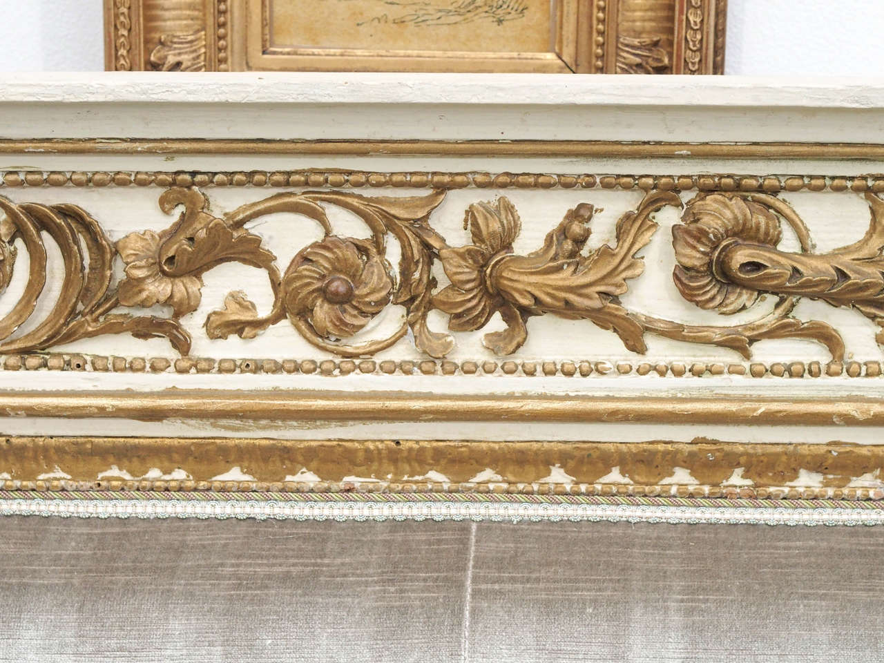 19th Century Italian Neoclassical Carved Creme and Parcel-Gilt Settee For Sale
