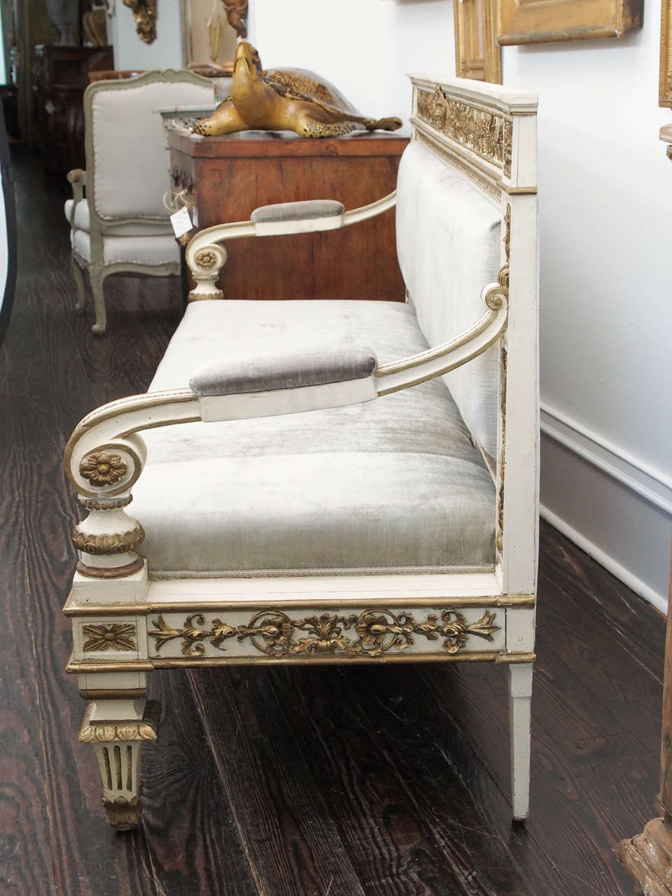 Italian Neoclassical Carved Creme and Parcel-Gilt Settee For Sale 3