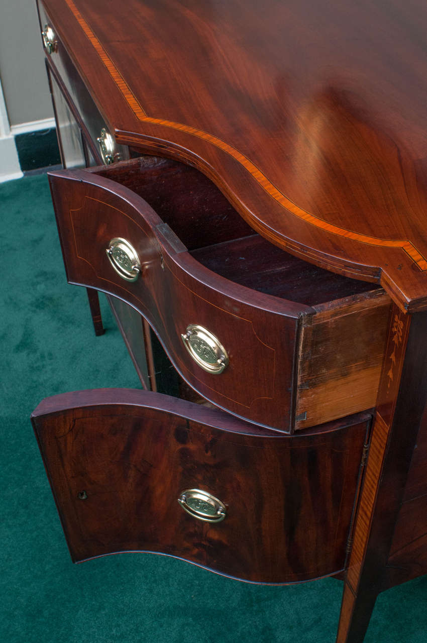 Federal Hepplewhite Sideboard, Mid-Atlantic, circa 1795 In Excellent Condition In Alexandria, VA