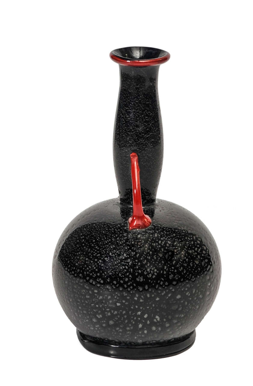 Vase in black glass with inclusion of silver leaf, details in red pasta vitrea.
Manufactured by Zecchin Martinuzzi.
Murano, 1930's.
H. cm 25.