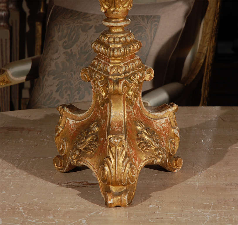 Chandelier en bois doré du 18e siècle