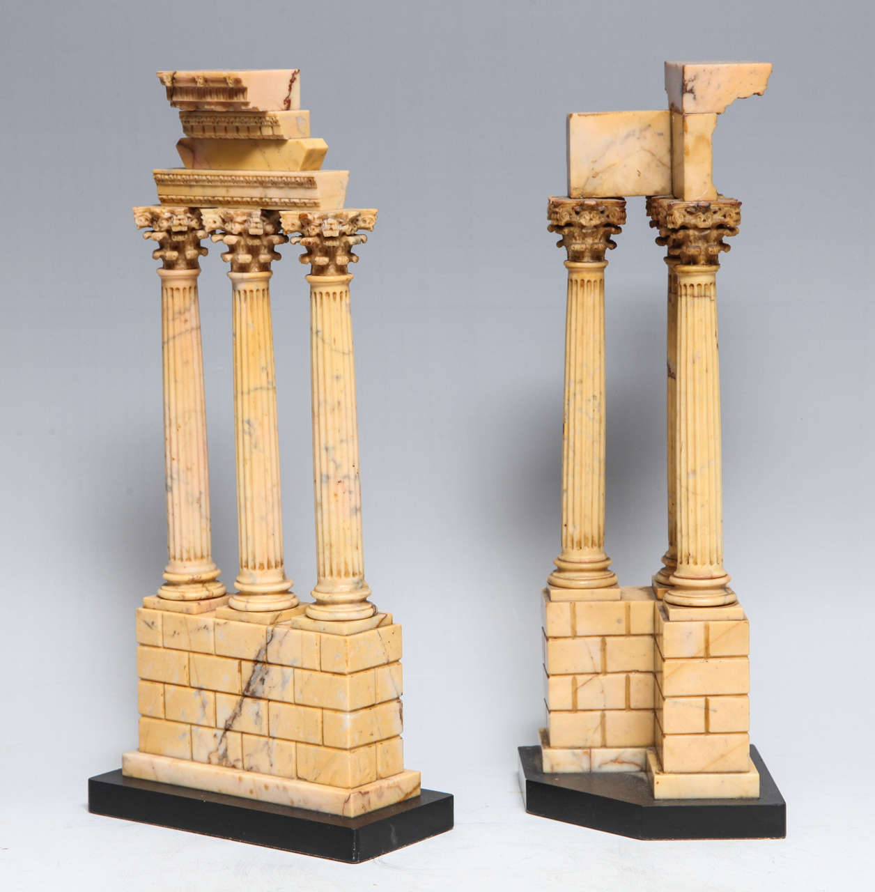 Paar italienische neoklassizistische Grand Tour Siena-Marmor- Souvenirs von Tempelruinen (Griechisch-römisch) im Angebot