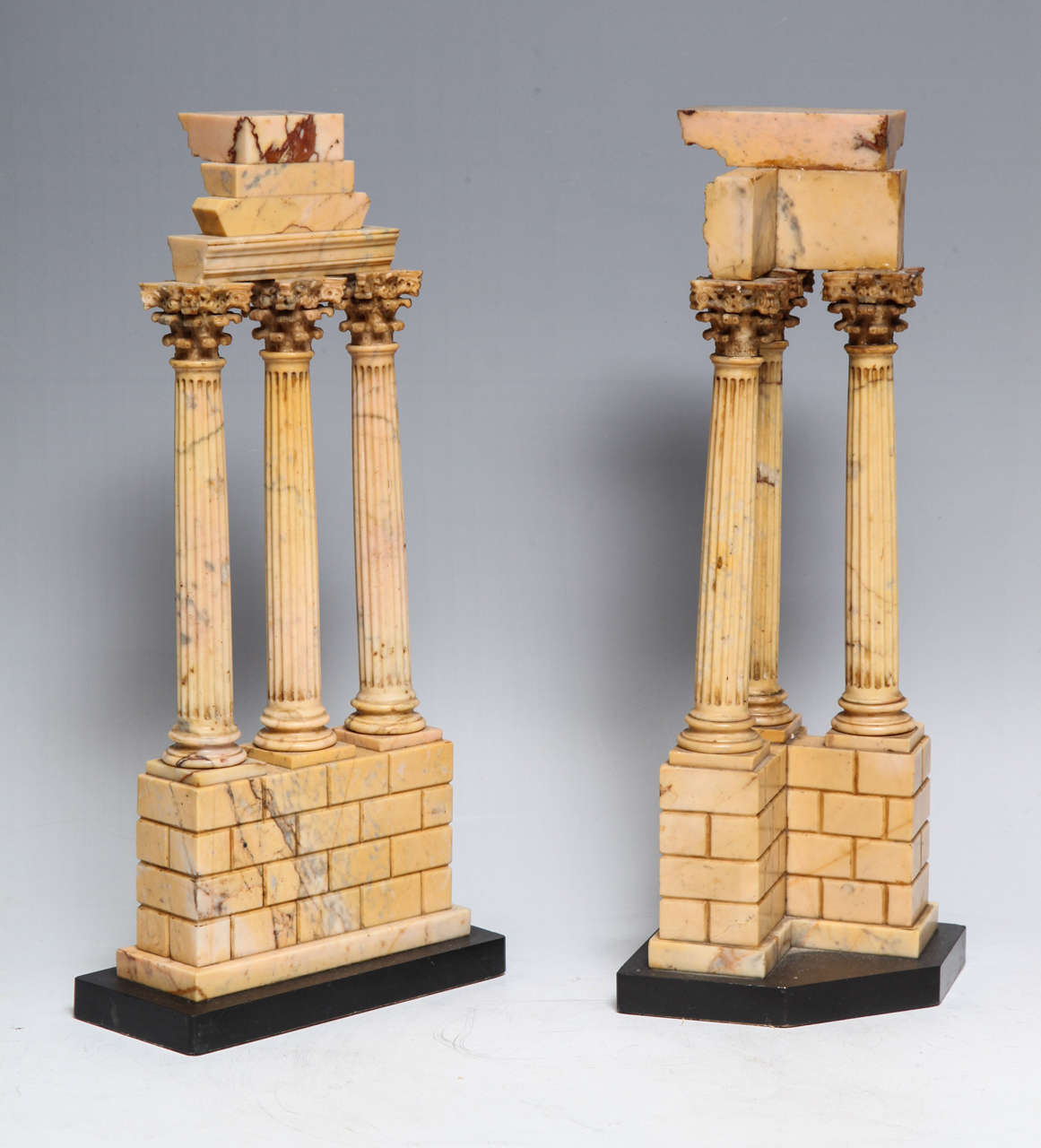 Paar italienische neoklassizistische Grand Tour Siena-Marmor- Souvenirs von Tempelruinen (Italienisch) im Angebot