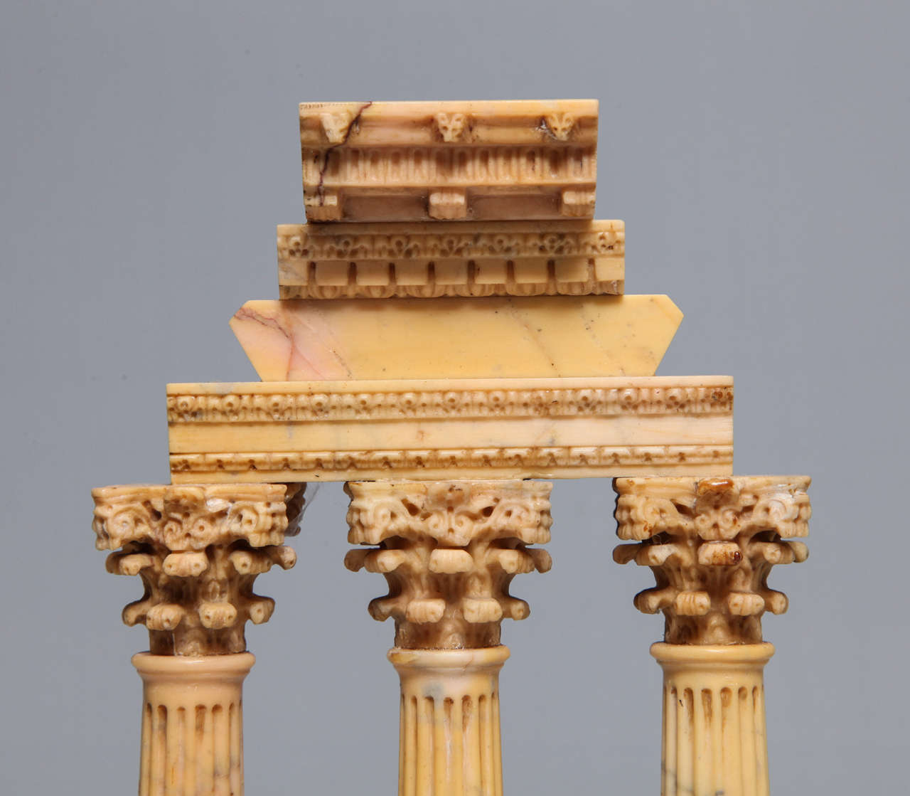 Gréco-romain Paire de souvenirs néoclassiques italiens Grand Tour en marbre de Sienne représentant des ruines de temples en vente