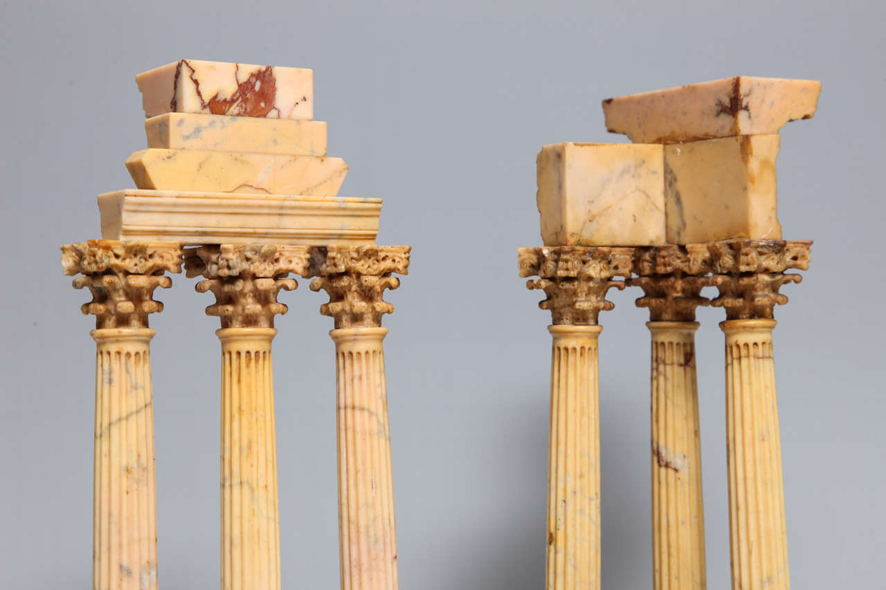 Début du XIXe siècle Paire de souvenirs néoclassiques italiens Grand Tour en marbre de Sienne représentant des ruines de temples en vente