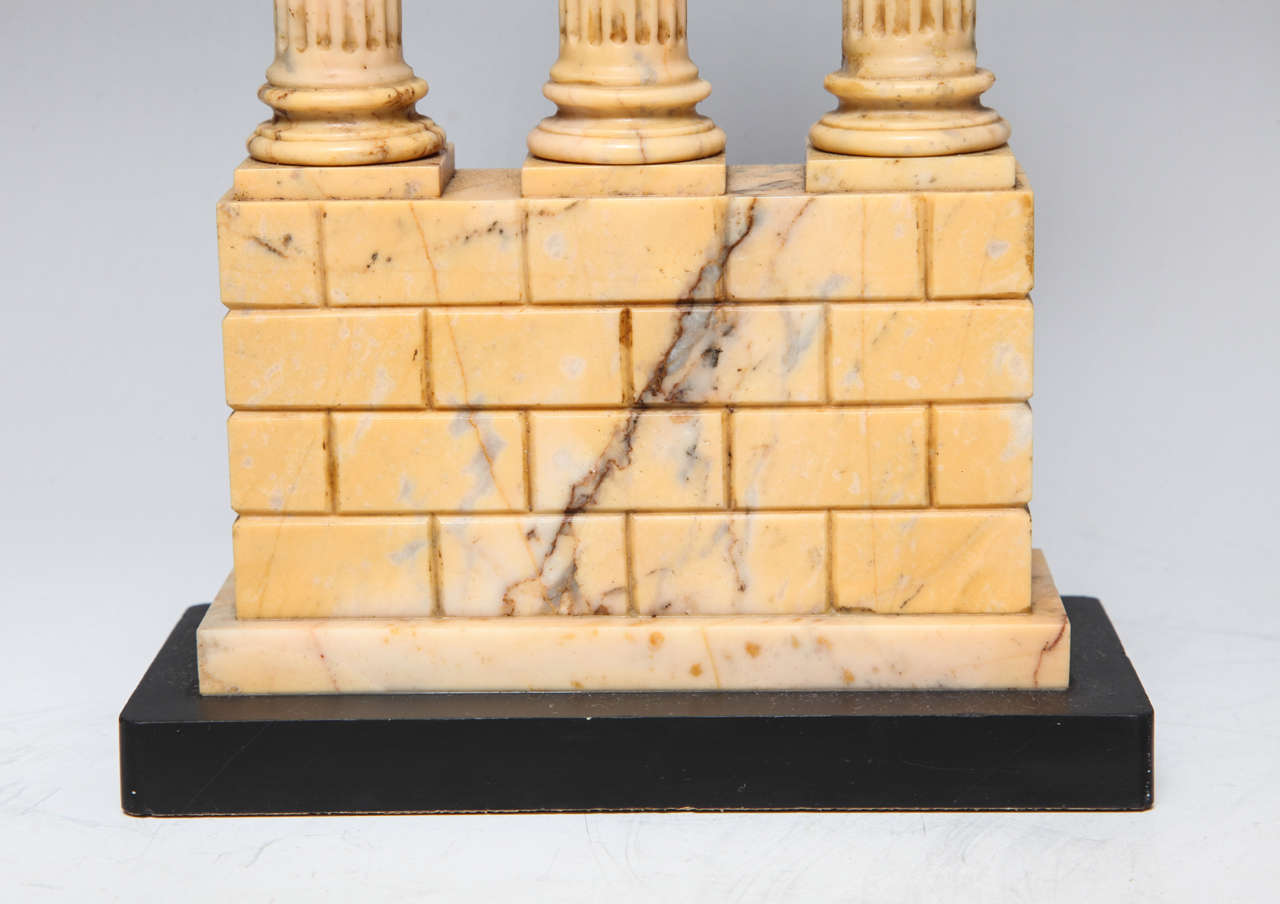 Marbre de Sienne Paire de souvenirs néoclassiques italiens Grand Tour en marbre de Sienne représentant des ruines de temples en vente