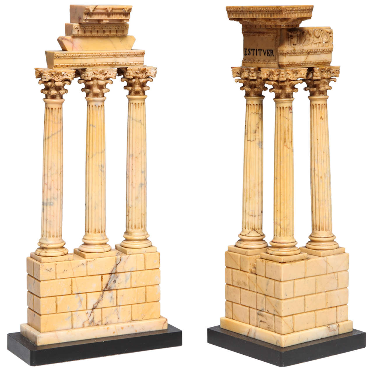 Paire de souvenirs néoclassiques italiens Grand Tour en marbre de Sienne représentant des ruines de temples en vente