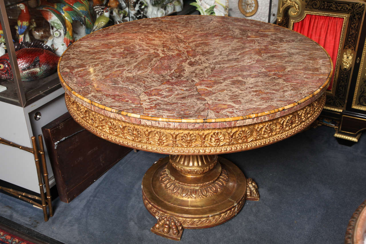 Ein antiker italienischer, neoklassizistischer Tisch aus vergoldetem Holz und mehrfarbiger Marmorplatte. Der Tisch fein von Hand geschnitzt mit klassischem Design erste Hälfte des 1800, und die Marmorplatte im 18. Jahrhundert (Ende 1700) Italien.