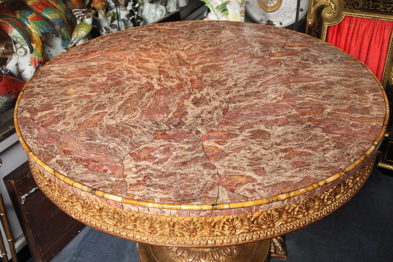 Italienischer neoklassizistischer Tisch aus Giltwood und Marmorplatte (Neoklassisch)