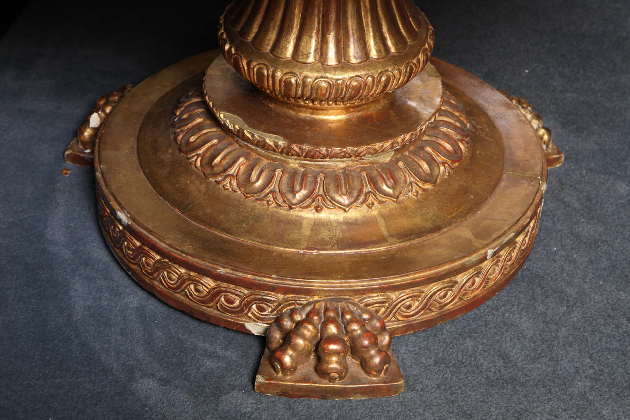 Italienischer neoklassizistischer Tisch aus Giltwood und Marmorplatte (Vergoldetes Holz)