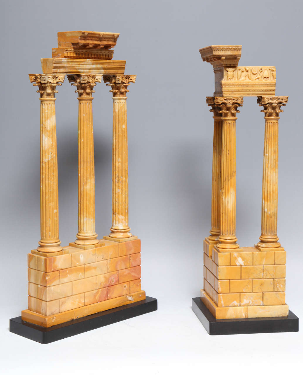 Pareja muy fina y precoz de maquetas romanas neoclásicas de mármol de Siena del Templo de Cástor y Pólux y del Templo de Vespasiano, principios del siglo XIX, italianas.

En los siglos XVIII y XIX, la educación de ningún caballero se consideraba
