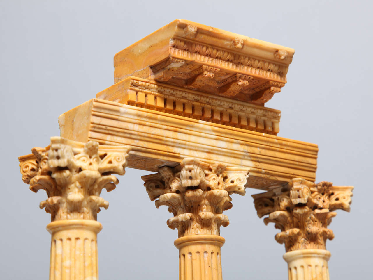 Paire d'anciens modèles Grand Tour italiens de ruines en marbre de Sienne Bon état - En vente à New York, NY